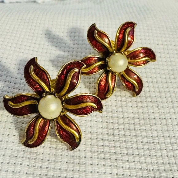 Gorgeous True Vintage Burgundy Enamel Flower Pearl Screw Back Earrings - Picture 4 of 6